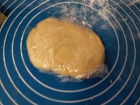 先把一半面团用保鲜膜包好。