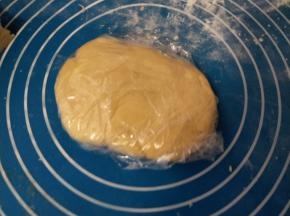 先把一半面团用保鲜膜包好。