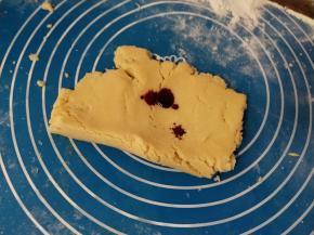 先把一半面团用保鲜膜包好。