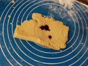先把一半面团用保鲜膜包好。