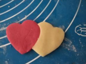 取出醒好的面团，2块面团的颜色自己可以创意发挥搭配模具制作不同的图案。