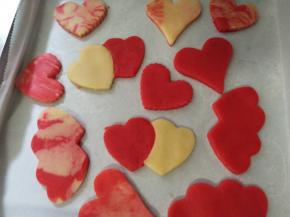 把饼干完成后放入烤盘，在表面轻轻的刷少许蛋白。