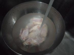 先用冷水冲洗干净。