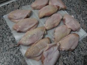 在台面上垫上厨房纸，把洗净的鸡翅摆放整齐。