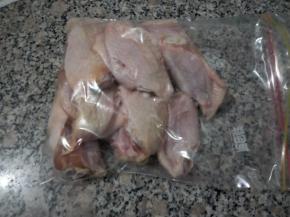 把去掉表面水分的鸡翅装入密实袋。