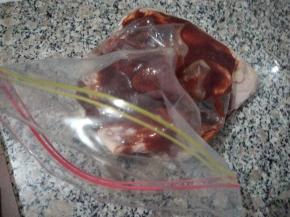 直接把调料倒入密实袋。