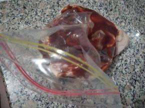 直接把调料倒入密实袋。