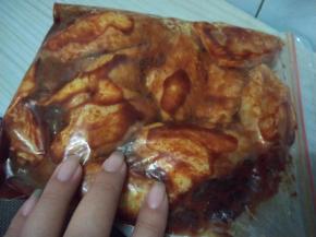 用手轻轻地把调料揉匀。