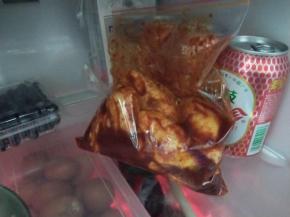 然后放入冰箱冷藏腌渍24-48小时，这里如果时间不充足的话，可以用牙签扎下鸡翅全身，提高腌渍入味的速度。