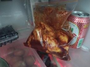 然后放入冰箱冷藏腌渍24-48小时，这里如果时间不充足的话，可以用牙签扎下鸡翅全身，提高腌渍入味的速度。
