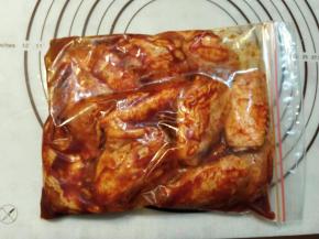 在腌渍的过程中，最好间隔取出轻轻揉搓，让鸡翅更好的腌渍入味。