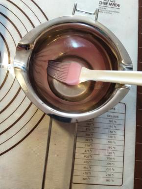 把蜂蜜跟白醋放在同一个碗内，直接用硅胶刷子拌匀。