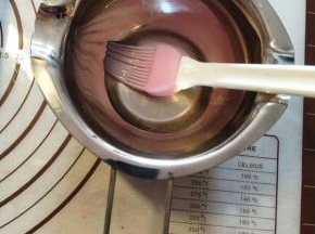 把蜂蜜跟白醋放在同一个碗内，直接用硅胶刷子拌匀。