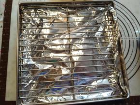 在烤制前，在烤盘底部垫一张锡纸，再放入烤网。