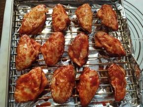 把腌渍好的鸡翅直接放在烤网上。