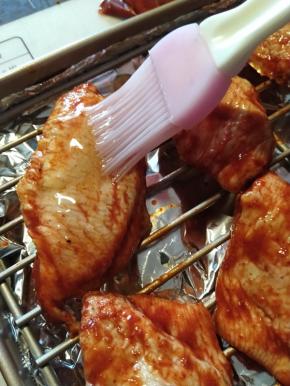 然后在鸡翅表面刷上一层蜂蜜跟白醋的溶液。