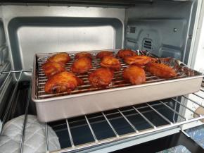 在烤制大约20分钟的时候，取出烤盘，再刷上一层蜂蜜跟白醋的溶液。