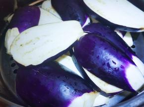 上锅蒸七至十分钟，蒸好取出凉凉。