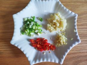 姜葱蒜，红米椒切好备用。