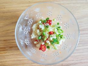 放小碗里准备调味。