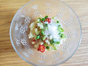 放盐，和鸡精。