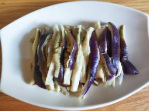 凉凉的茄子撕条装盘。