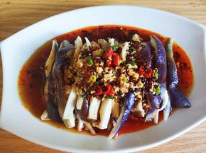 将调好的料汁浇在茄子上。