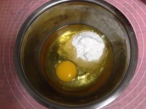 蛋液里加入糖粉和玉米油