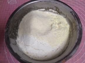 筛入低筋面粉、泡打粉、奶粉、椰蓉翻拌均匀