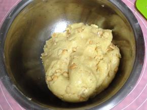 混合均匀，不要过度揉面，盖保鲜膜静置十分钟