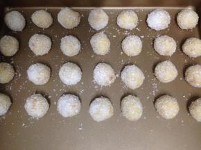 依次做好所有的椰蓉球，摆入烤盘，同时烤箱170度预热