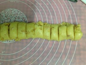 然后搓成长条，分成8克的小份