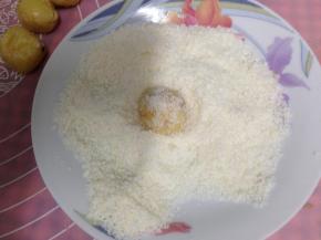 放入椰蓉中（分量外）表面滚上一层椰蓉