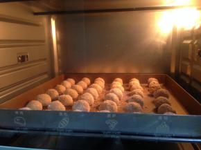 入烤箱中下层，170度，上下火、13-15分钟左右，表面微微泛黄即可。出炉之后放在晾网上晾凉，一定要完全晾凉椰蓉球才会酥