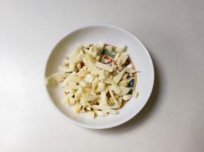 蒜瓣剥去皮切粒