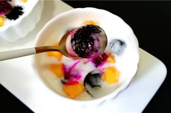 水果酸奶龟苓膏