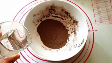 将龟苓膏粉加入50毫升温水