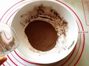 将龟苓膏粉加入50毫升温水
