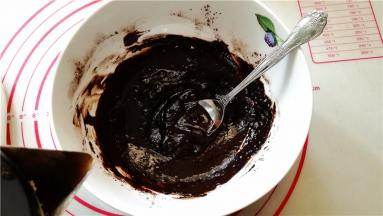 混合搅至无颗粒状态，再加入400毫升刚开的水，边倒边搅拌；