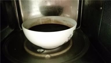 再放入微波炉内稍加热1分钟成糊状即可（也可用明火加热1-2分钟）