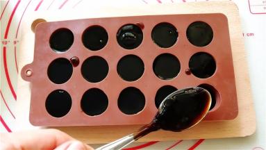 可放入任何容器内，我使用了巧克力模具，省却了后续的切块，造型也漂亮