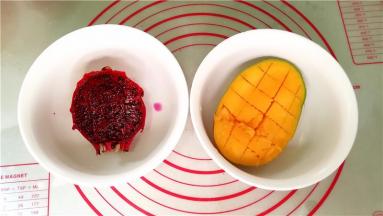 将芒果和红心火龙果切十字刀切粒