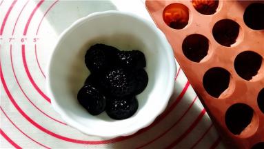 将冷藏凝固好的龟苓膏取出放入容器内