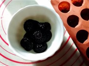 将冷藏凝固好的龟苓膏取出放入容器内