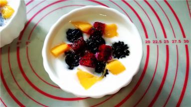 水果放到碗中，倒入自制的甜酸奶，就可以开吃咯