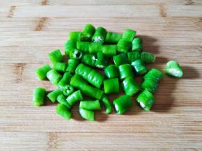 青椒去蒂洗净切段