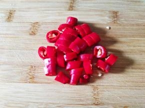 红椒去蒂洗净切段