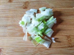 大葱洗净切碎