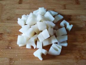 莲藕去皮洗净切丁