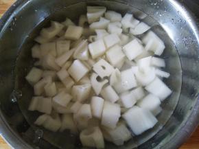 切好的藕丁泡清水中
